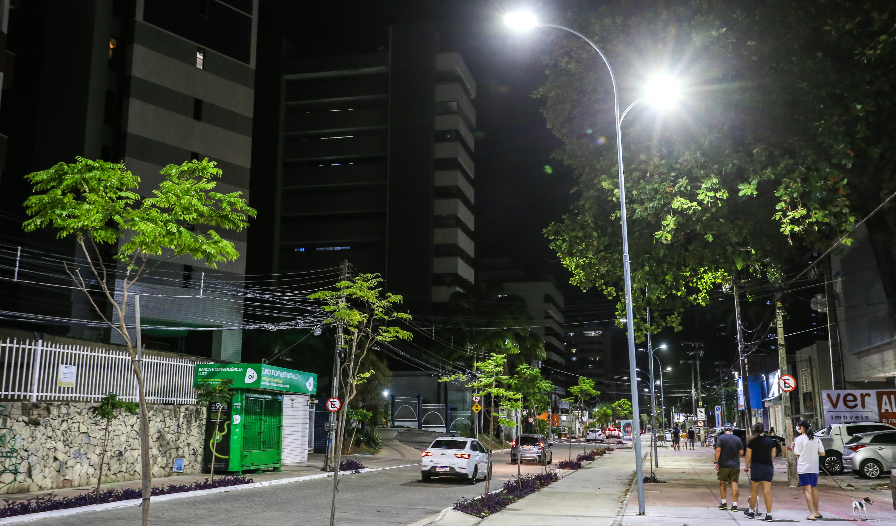 a foto mostra pessoas caminhando na avenida desembargador moreira